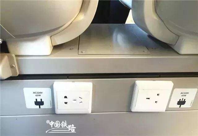 色调配置浪漫温馨,每个座位配有脚踏板,独立阅读灯,耳机接口等,座椅可
