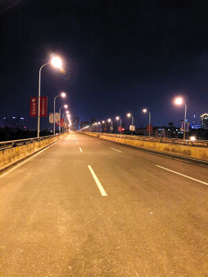 钠灯"退役" led路灯"上岗" 新南二环西段更亮了