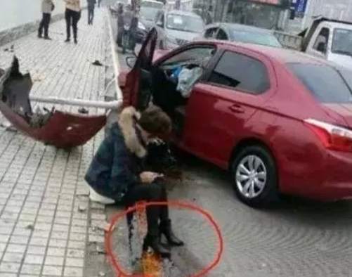 公交坠江事件私家车女司机被群嘲 舆论失衡让事件变形