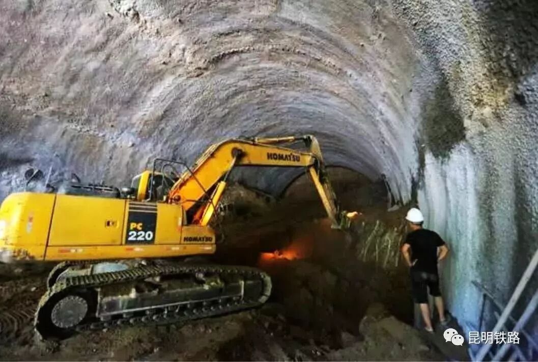 机械设备在开挖隧道