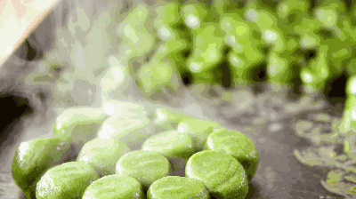 油绿如玉,清香扑鼻 清明该吃青团啦