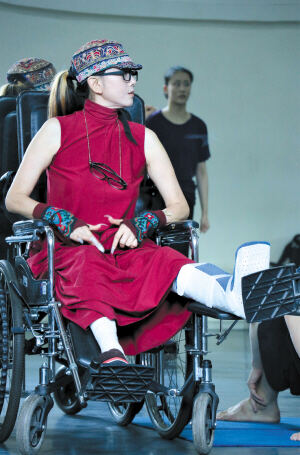 伤后首次复工 杨丽萍坐轮椅现场指导排练《春之祭》