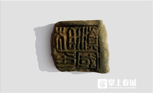 西汉元封二年(公元前109年),汉武帝出兵征讨云南,滇王庄蹻拱手降汉,并