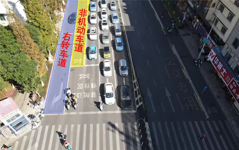 在人民东路东口设置提前右转车道,并将右转机动车道与非机动车道进行